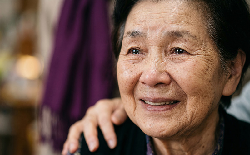 卒寿のお祝いで感動の涙を浮かべる高齢女性のポートレート