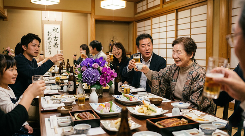 古希祝いの食事会で杜甫の詩が書かれた掛け軸の前に座る70歳女性