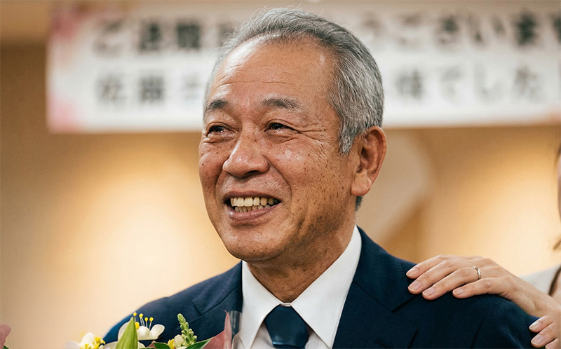 退職式で感動の涙を浮かべる60代男性のポートレート