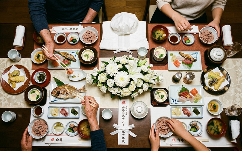 白寿祝いの懐石料理を俯瞰で見た食卓風景