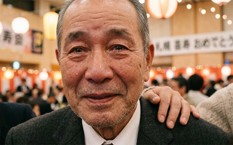 長寿祝いで感動の涙を浮かべる高齢男性のポートレート